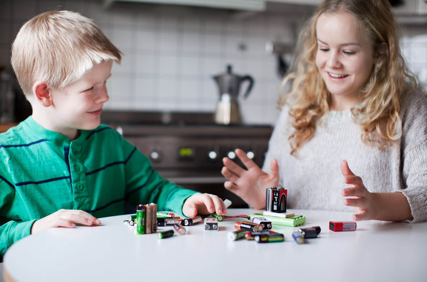 Bilde av to barn som sorterer batteri